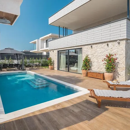 Golden Shine Villa *
